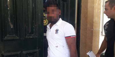 “Kendisiyle görüşmediği gerekçesiyle sevgilisinin evinin kapı camını kırdı”