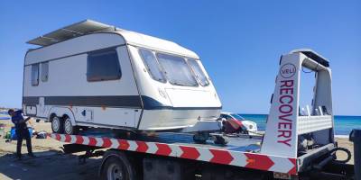 Gazimağusa Belediyesi Silver Beach Plajı’ndaki karavanlara müdahale etti