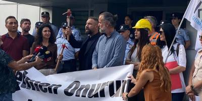 “Öğretmen boyun eğmiyor, ders veriyor”