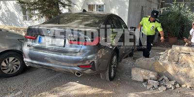 Otoparktan çıkmaya çalıştı, önce başka araca ardından da duvara çarptı