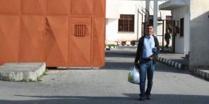 Yüzünde gülümseme, elinde poşeti ve ÖZGÜRLÜK