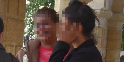 Kızı ile birlikte, annesinin evinden altın çalmakla suçlanıyorlar