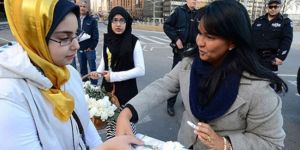 Mısırlı Kadınlardan Beyaz Karanfilli Protesto