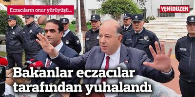 Bakanlar eczacılar tarafından yuhalandı