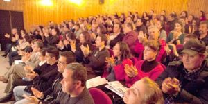 Seyirci salona sığamadı