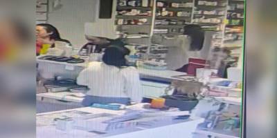 Eczanedeki hırsızlık anı kameralara yansıdı