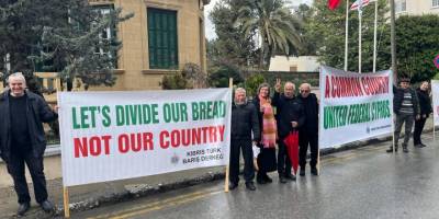 Kıbrıs Türk Barış Derneği Cuellar’ı alkışlarla karşıladı