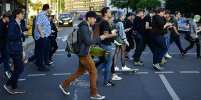 Fransa'da referandum: Kamuya açık alanlarda telefon yasaklandı