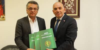 Şehit Aileleri ve Malul Gaziler Derneği, Erhürman’a “Şehitler Ölmez Albümünü” takdim etti