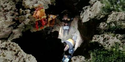 Kayalıklardan düştü, yaralandı