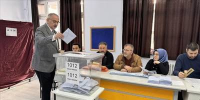 Türkiye yerel yöneticileri seçmek için sandık başında