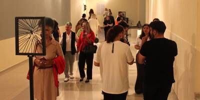 Şonya’nın “Çare-siz-lik” sergisi açıldı