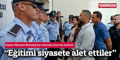 Kamu Hizmeti Komisyonu önünde oturma eylemi
