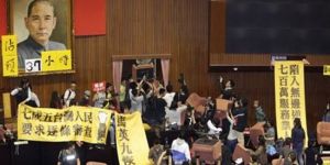 Göstericiler, parlamentoyu işgal etti