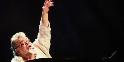 Rialto Tiyatrosu 25. yaşını ünlü sanatçı Stamatis Kraounakis’nin müzikleriyle kutladı