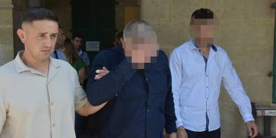 Çaldıkları paralarla Ercan’da yakalandılar