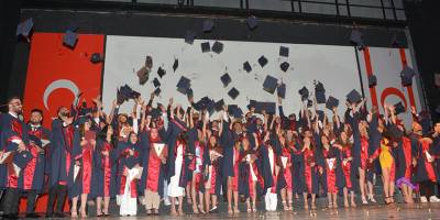 YDÜ mezunlarına 'Mezuniyet Şöleni' yapıyor