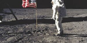 Ay’a götürülen tek kamera 660 bin Euro’ya satıldı