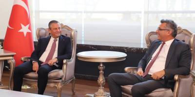 Erhürman, Özel ve beraberindeki heyeti karşıladı