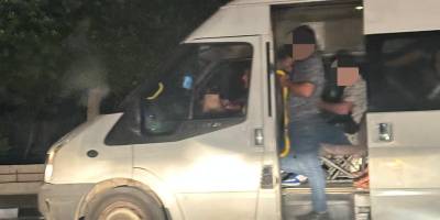 Minibüsün kapısını kapamadan yolcu taşıyan şoföre ceza