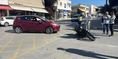 Salon araç ile motosiklet çarpıştı