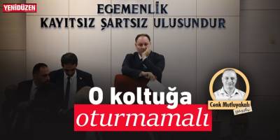 O koltuğa oturmamalıdır!