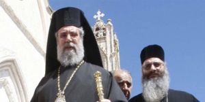 Hrisostomos, bakanların istifasını istedi