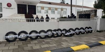 Hayvan severler dernekleri Meclis önüne çelenk bıraktı