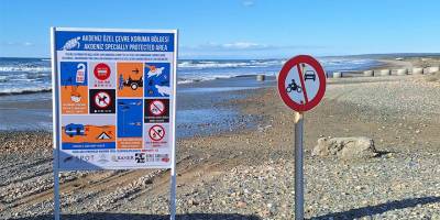 Akdeniz Özel Çevre Koruma Bölgesi’nde deniz kaplumbağalarını korumak için levhalar dikildi