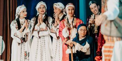 “Bizim Oğlan ve Komşunun Kızı” oyunu, Gazimağusa, Güzelyurt, Alayköy ve Lefkoşa’da sahnelenecek