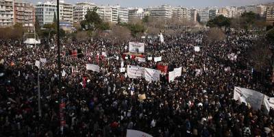 Atina'da binlerce kişi sokağa döküldü
