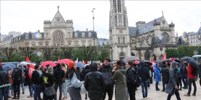 Fransa'da binlerce öğretmen ve öğrenci eğitim bütçesindeki kesintileri protesto etti