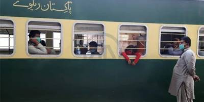 Pakistan'da trene saldırı: Yaklaşık 100 yolcu rehin alındı