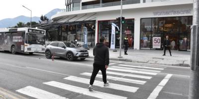 Semih Sancar Caddesi'nde yaya trafik ışığı kullanıma açıldı