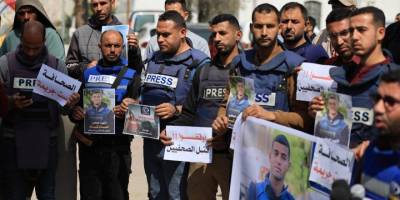 Gazze'deki gazeteciler, meslektaşlarının öldürülmesini kınamak için eylem düzenledi