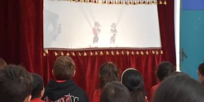 Karagöz ile Hacivat gölge oyunları Girne'deki ilkokullarda eğitim alan öğrenciler için sahneleniyor