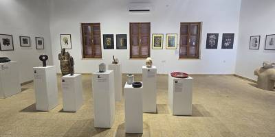 “Arkaik heykellerin yüzlerindeki gülümsemeyi çağdaş sanatın diliyle yeniden okuyoruz”