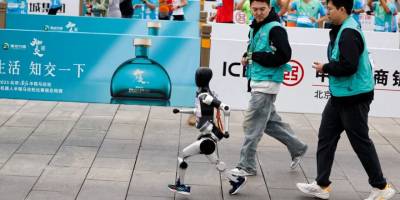 Çin'de insansı robotlar yarı maratonda insanlarla birlikte yarıştı
