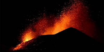 İtalya'da Etna Yanardağı güçlü şekilde kül ve lav püskürttü