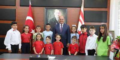 Karavezirler, başkanlık koltuğunu çocuklara devretti