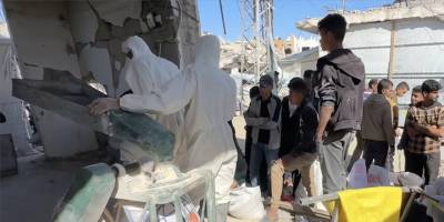 Gazze'de açlık çeken Filistinliler, ellerinde kalan bakliyat ve hububatları öğüterek ekmek yapıyor