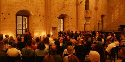 Mum ışığında Püren Eda Gözer yorumuyla salondan fırtınalı havaya karışan Bach melodileri herkesi büyüledi