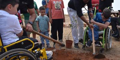 Ortopedik Özürlüler Derneği’nden Derinya’da ağaç dikme ve piknik etkinliği