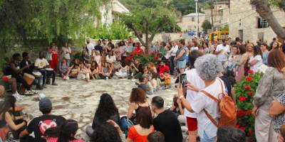 Vavla’da konuklar hem müziklerle coştu hem de yerel yemeklerin tadına baktı