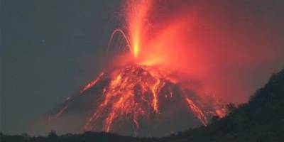Endonezya'nın 'erkek' volkanında iki patlama birden oldu: "Daha büyüğü gelebilir"