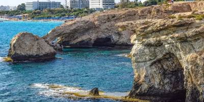 Ayia Napa’da yaralanan İngiliz turist kayalıklarda mahsur kaldı, merdivenle kurtarıldı