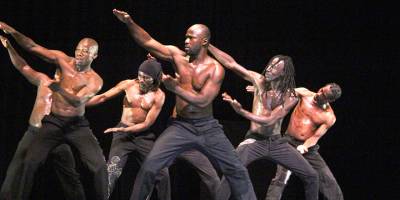 Işıklar bir dolunay gibi dansçıların üzerine vuruyor...