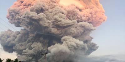 Endonezya'da yanardağ patladı