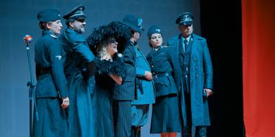 21. Kıbrıs Tiyatro Festivali kapsamında “Yaşamak mı, yoksa ölmek mi?” oyunu sahnelendi