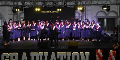 Yakın Doğu Yeniboğaziçi Koleji Mezuniyet Töreni müzikal bir şölene dönüştü